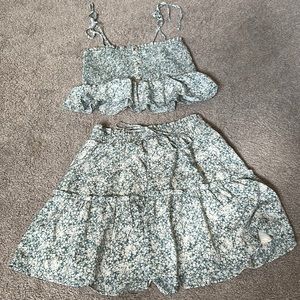 Like new 2 piece girls skirt outfit Size L